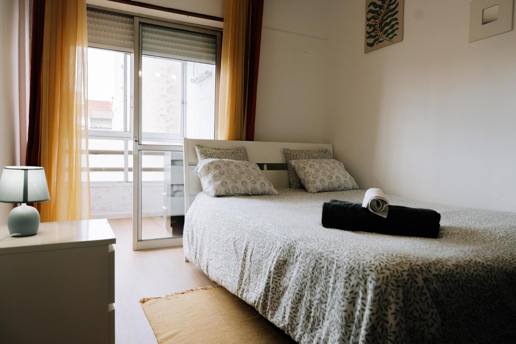 Family-Friendly And Cozy 3-Bedroom Accommodation In Лиссабон Экстерьер фото